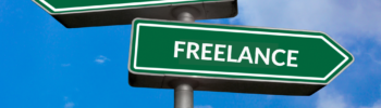 panneau signalitique représentant 2 directions : freelance ou employé